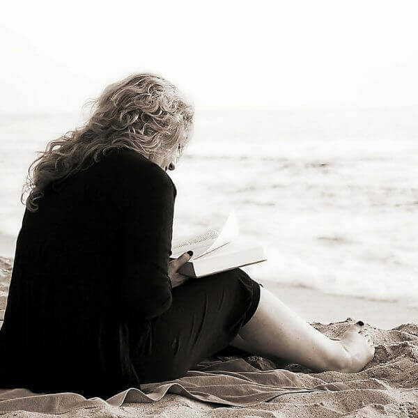 čítanie knihy na pláži