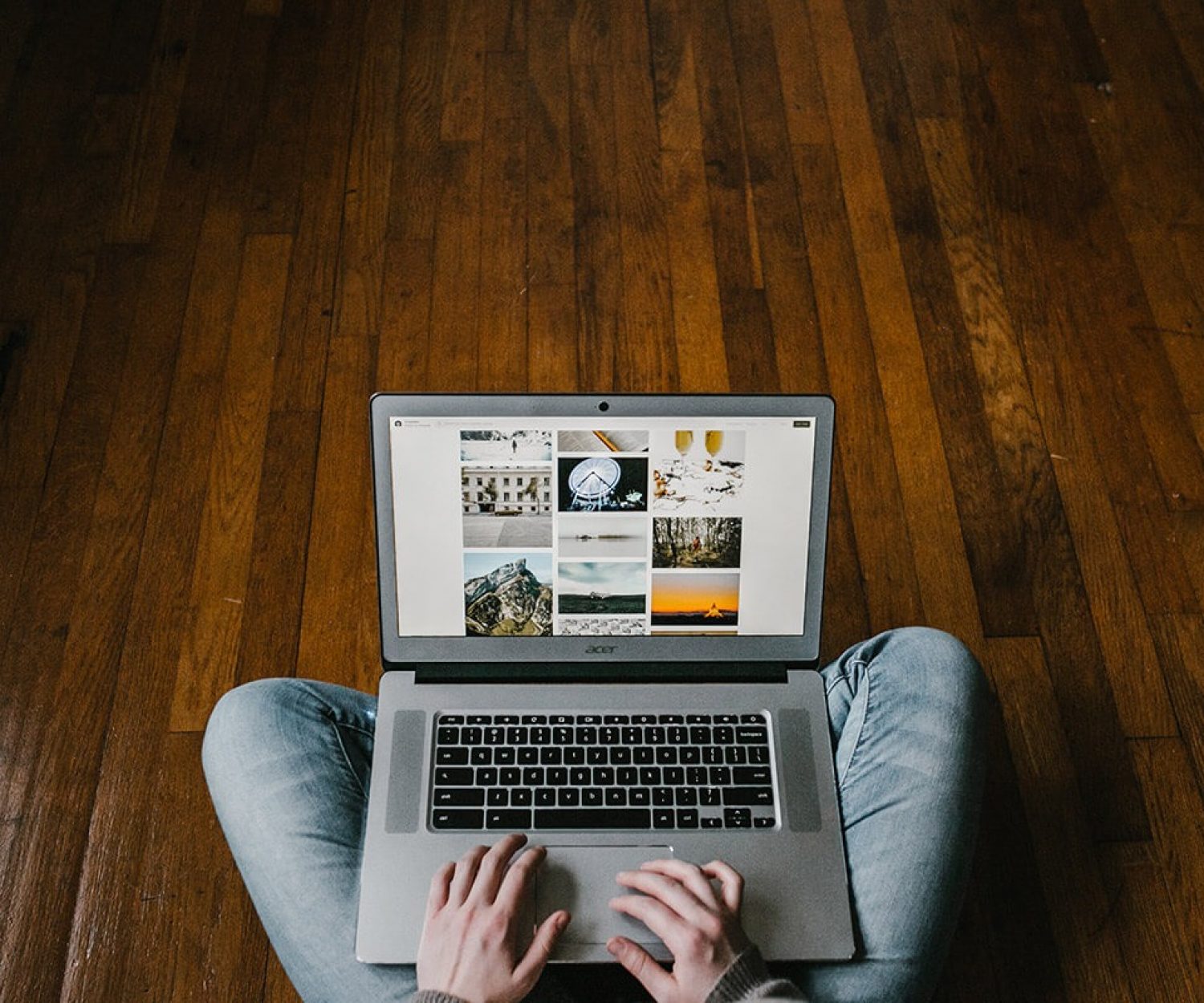 notebook na kolenach