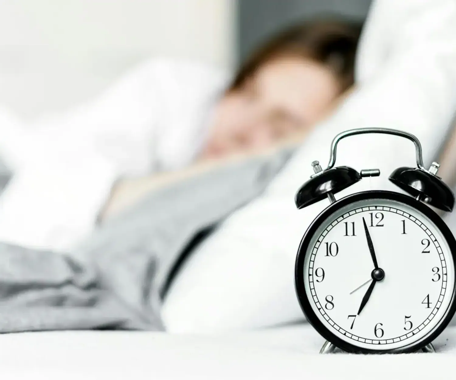 mobil v posteli a klasicky budik