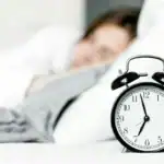 mobil v posteli a klasicky budik